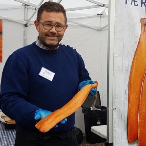 Koldrøget laks hitter ved julebordet og er altid en smagsprøve ved vores julemarkeder - bestil den i GOD tid! 