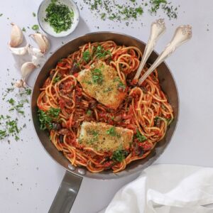 Spaghetti puttanesca med stegt, færøsk klipfisk