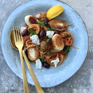 Middelhavsspaghetti med stegte fiskeboller