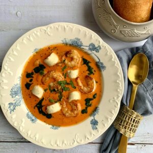 Suppe med fiskeboller og rejer