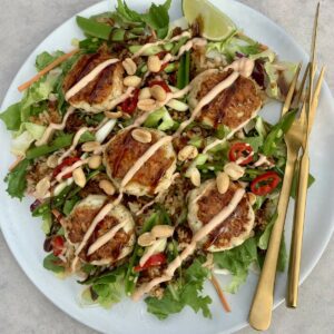 Fiskefrikadeller af færøsk guldlaksefars med asiatisk salat