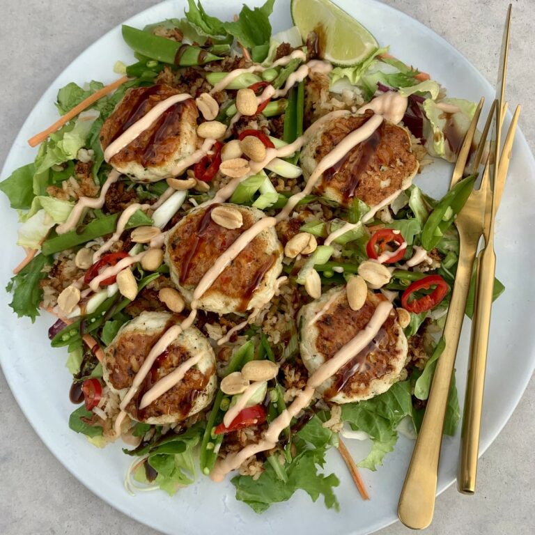 Fiskefrikadeller af færøsk guldlaksefars med asiatisk salat