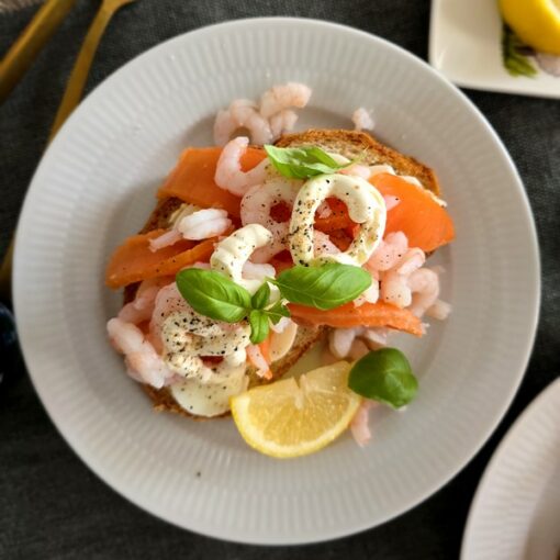 smørrebrød med rejer, æg og koldrøget færøsk laks