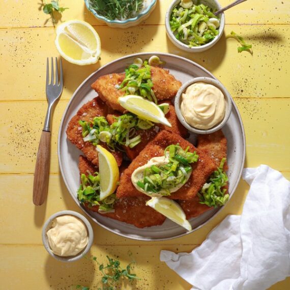 Paneret glutenfri færøsk kullerfilet med smørstegte porre og citronmayo